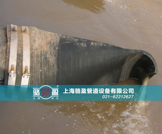 法蘭式<a href=http://m.gzhjjs.com/ target=_blank class=infotextkey><a href=http://m.gzhjjs.com target=_blank class=infotextkey>鴨嘴閥</a></a>排污現(xiàn)場